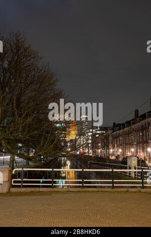 La Haye, Pays-Bas - 18 février 2019 : la Haye, Pays-Bas. Horizon de la Haye la nuit avec canal en face et hauts bâtiments, CA Banque D'Images
