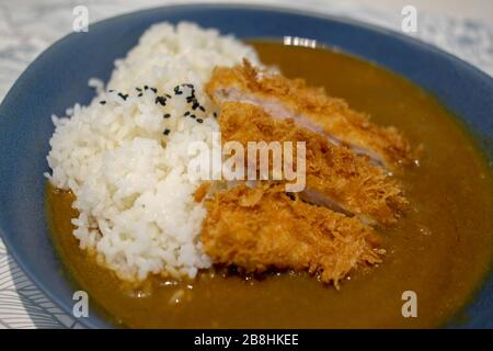 Curry de porc frits au katsu avec riz sur plaque Banque D'Images