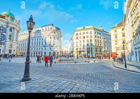 VIENNE, AUTRICHE - 19 FÉVRIER 2019: La place Saint-Michel (Michaelerplatz) avec bâtiments historiques, site archéologique au milieu de la zone piétonne, magasin Banque D'Images