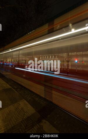 La Haye, Pays-Bas - 18 février 2019 : Metro dans la nuit, reflet dans les fenêtres de la ville, la Haye les Pays-Bas. Banque D'Images