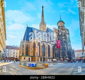 VIENNE, AUTRICHE - 19 FÉVRIER 2019 : l'abside de Stephansdom avec un motif sur le toit en tuiles, des clochers romanes et gothiques préservés, le 19 février Banque D'Images