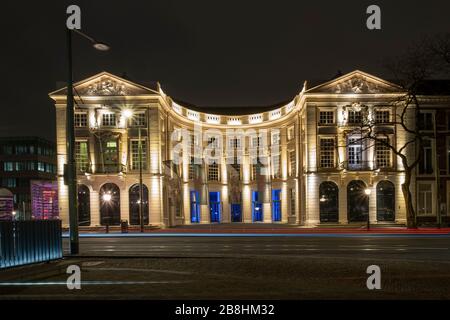 La Haye, Pays-Bas - 18 février 2019 : la Haye, Pays-Bas. Théâtre royal de la Haye au crépuscule, exposition longue, drapeaux flous devant Banque D'Images