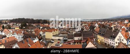 Panorama vue sur la vieille ville de Fussen en hiver nuageux depuis le château de Hohes Schloss, avec le lac Forggensee en arrière-plan, Allgaeu, B Banque D'Images