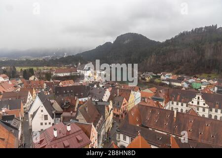 Vue aérienne de la vieille ville de Fussen lors d'une journée hivernale nuageux depuis le château de Hohes Schloss, avec le lac Forggensee en arrière-plan, Allgaeu, Bavière, Banque D'Images
