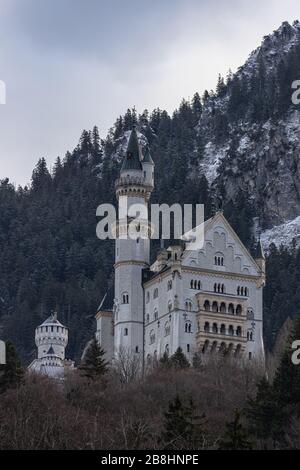 Vue imprenable sur le célèbre château de Neuschwanstein situé sur la colline de Schwangau en hiver, Bavière, Allemagne Banque D'Images