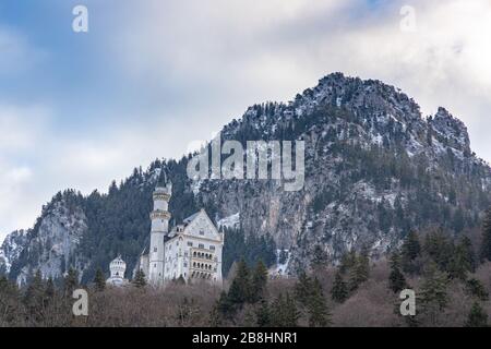 Belle vue sur le célèbre château de Neuschwanstein situé sur la colline du bas de Schwangau en hiver, Bavière, Allemagne Banque D'Images