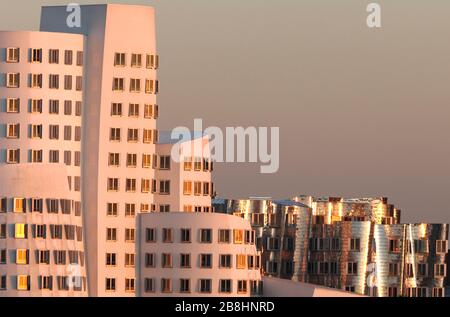 D/Düsseldorf: Medenhafen, Rheinturm, Gehry-Bauten Banque D'Images