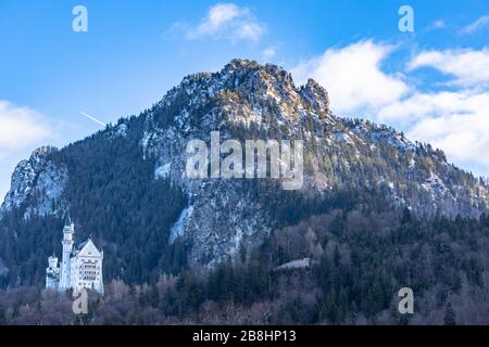 Belle vue sur le célèbre château de Neuschwanstein situé sur la colline du bas de Schwangau en hiver, Bavière, Allemagne Banque D'Images