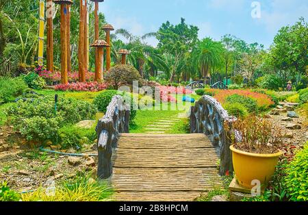 Promenez-vous sur les petits ponts et les petites sentiers dans le magnifique jardin Sawasdee du parc Rajaruek, Chiang Mai, Thaïlande Banque D'Images