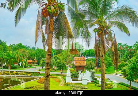 Le petit sanctuaire mondop, situé dans un pavillon en bois au milieu des parterres de fleurs ornementales et des herbes de jardin du parc Rajatrouek, Chiang Mai, Thaïlande Banque D'Images