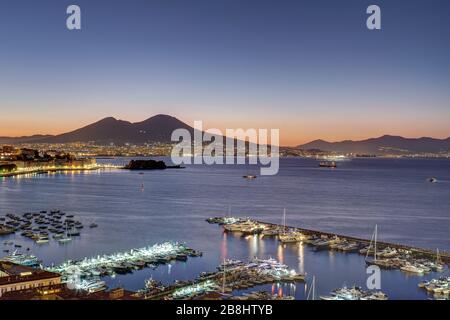 Vue sur le golfe de Naples à l'aube avec le Vésuve à l'arrière Banque D'Images