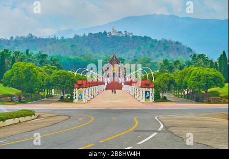 CHIANG mai, THAÏLANDE - 7 MAI 2019: L'Allée royale du parc Rajaruek avec Pavillon royal et montagnes vertes sur fond, le 7 mai à Chiang M Banque D'Images