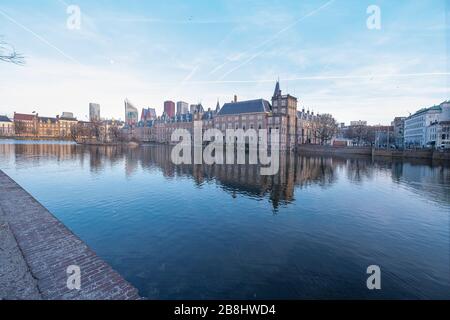 La Haye - 17 février 2019 : la Haye, les Neherlands. Vue sur le Binnenhof historique avec le lac Hofvijver en soirée à la Haye, aux Pays-Bas Banque D'Images