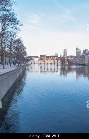 La Haye - 17 février 2019 : la Haye, les Neherlands. Vue sur le Binnenhof historique avec le lac Hofvijver en soirée à la Haye, aux Pays-Bas Banque D'Images