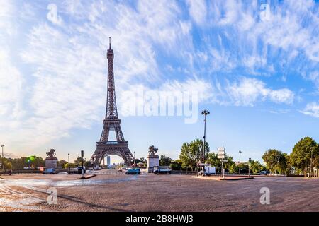 La Tour Eiffel vue du Pont d'Iena à Paris, France. Banque D'Images