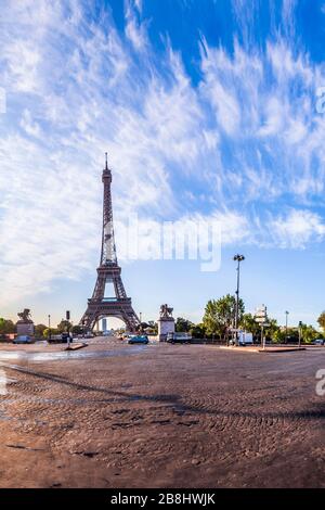 La Tour Eiffel vue du Pont d'Iena à Paris, France. Banque D'Images