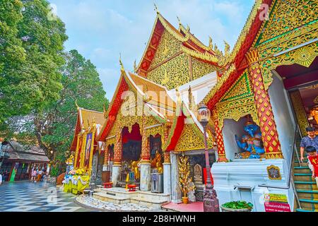 CHIANG mai, THAÏLANDE - 7 MAI 2019: L'architecture Lanna exceptionnelle de Wat Phra que Doi Suthep temple avec de riches décorations, statues bouddhistes et Banque D'Images