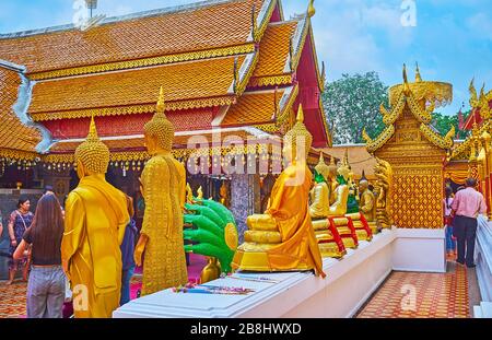 CHIANG mai, THAÏLANDE - 7 MAI 2019: Le dos des images de Bouddha d'or sur le terrain de Wat Phra que Doi Suthep temple, décoré dans le style Lanna, Banque D'Images