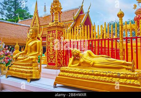 Les sculptures dorées de Bouddha RecDoubing et Bouddha touchant la Terre (témoin de la Terre) dans Wat Phra que Doi Suthep temple, Chiang Mai, Thaïlande Banque D'Images