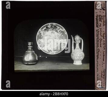 Laques. Pierres dures. Chine et Japon. Porcelaines. Bouteilles, plats et égouts, pierres perdure et porcelines. Chine et Japon.'Bouteille, plat et aiguière'. Plaque de projection noir et blanc. 1900-1930. Photographie de Jacques-Ernest Bulloz (1858-1942). Musée des Beaux-Arts de la Ville de Paris, petit Palais. Banque D'Images