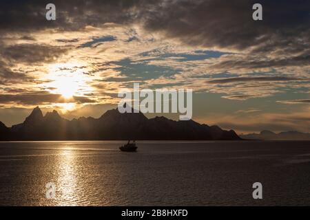 Soleil peu ensoleillé sur le fjord Hadselfjord et les montagnes d'Austvågøya, Hadsel, Vesterålen, Norvège du Nord Banque D'Images