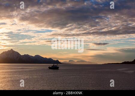 Soleil peu ensoleillé sur le fjord Hadselfjord et les montagnes d'Austvågøya, Hadsel, Vesterålen, Norvège du Nord Banque D'Images