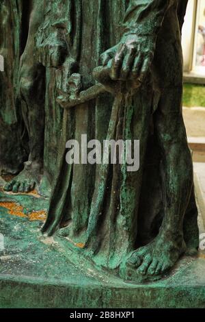 La clé de la ville, le détail des Burghers de Calais, la draperie, les pieds surdimensionnés, une sculpture pleine d'émotions d'Auguste Rodin, Musée Rodin, Paris Banque D'Images