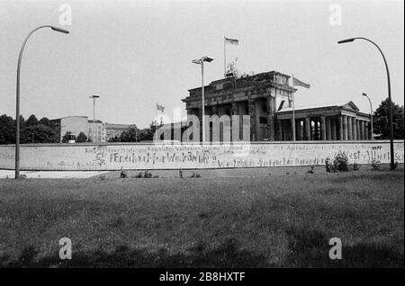 La section du mur de Berlin à la porte de Brandebourg, vue du côté ouest de la division. Le mur de Berlin était une barrière construite par la République démocratique allemande (RDA, Allemagne de l'est) à partir du 13 août 1961, qui a complètement coupé Berlin de l'ouest de l'Allemagne de l'est et de Berlin de l'est. Le mur a été ouvert le 9. Novembre 1989 permettant la libre circulation des personnes d'est en ouest. Banque D'Images