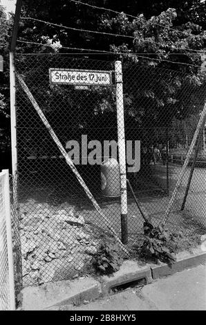 Le 17 juin Street, marquant le soulèvement des citoyens de l'Allemagne de l'est contre le tule soviétique à Berlin en 1953, près du mur de Berlin. Le mur de Berlin était une barrière construite par la République démocratique allemande (RDA, Allemagne de l'est) à partir du 13 août 1961, qui a complètement coupé Berlin de l'ouest de l'Allemagne de l'est et de Berlin de l'est. Le mur a été ouvert le 9. Novembre 1989 permettant la libre circulation des personnes d'est en ouest. Banque D'Images