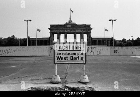 Une section du mur de Berlin à la porte de Brandebourg, vue du côté ouest de la division. Le mur de Berlin était une barrière construite par la République démocratique allemande (RDA, Allemagne de l'est) à partir du 13 août 1961, qui a complètement coupé Berlin de l'ouest de l'Allemagne de l'est et de Berlin de l'est. Le mur a été ouvert le 9. Novembre 1989 permettant la libre circulation des personnes d'est en ouest. Banque D'Images