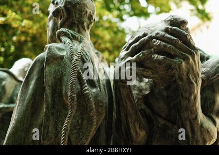 Les mains se sont claquées dans le désespoir, les détails de la tête et de l'épaule, le visage et les mains des Bourghers de Calais, dans le jardin de sculptures, Musée Rodin, Paris Banque D'Images