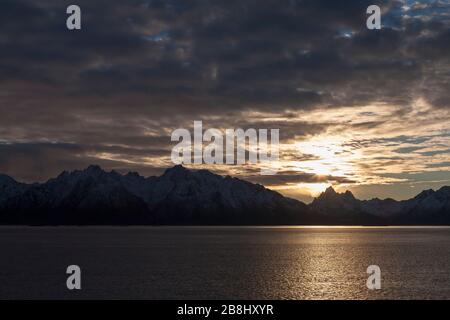 Soleil peu ensoleillé sur le fjord Hadselfjord et les montagnes d'Austvågøya, Hadsel, Vesterålen, Norvège du Nord Banque D'Images