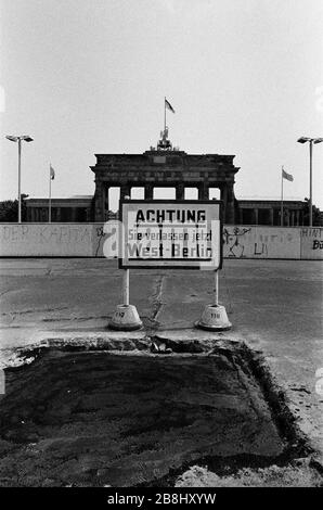 Une section du mur de Berlin à la porte de Brandebourg, vue du côté ouest de la division. Le mur de Berlin était une barrière construite par la République démocratique allemande (RDA, Allemagne de l'est) à partir du 13 août 1961, qui a complètement coupé Berlin de l'ouest de l'Allemagne de l'est et de Berlin de l'est. Le mur a été ouvert le 9. Novembre 1989 permettant la libre circulation des personnes d'est en ouest. Banque D'Images