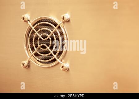 Le maillage étroit avec éléments de protection ronds est situé sur le boîtier métallique d'un grand ordinateur pour l'exploitation minière et un complexe médical. Espace publicitaire. Pla Banque D'Images