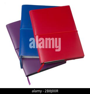 Carnets en cuir de couleur fermée isolés sur blanc Banque D'Images