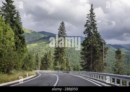 La route 18 près de la montagne Prislop passe à la frontière des régions de Maramures et de Bukovina dans les montagnes de Rodna dans les Carpates orientales, Roumanie Banque D'Images