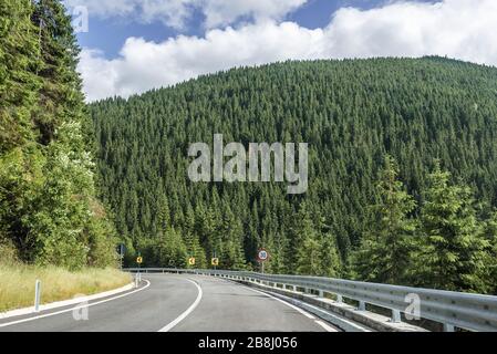 La route 18 près de la montagne Prislop passe à la frontière des régions de Maramures et de Bukovina dans les montagnes de Rodna dans les Carpates orientales, Roumanie Banque D'Images
