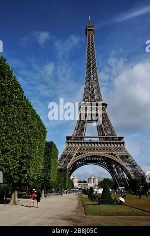 Paris, vue sur la Tour Eiffel en été ensoleillé de l'allée Thomy-Thierry, champ de Mars en direction des Jardins Trocadéro Banque D'Images