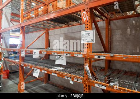 Long Island City, États-Unis. 21 mars 2020. Une vue des étagères vides de magasin, préalablement gardées de papier toilette au Home Depot.les craintes du Coronavirus (COVID-19) ont été surchargées avec une demande extrême de protection contre la transmission respiratoire. L'Organisation mondiale de la santé a déclaré le coronavirus (COVID-19) une pandémie mondiale le 11 mars. Crédit: SOPA Images Limited/Alay Live News Banque D'Images