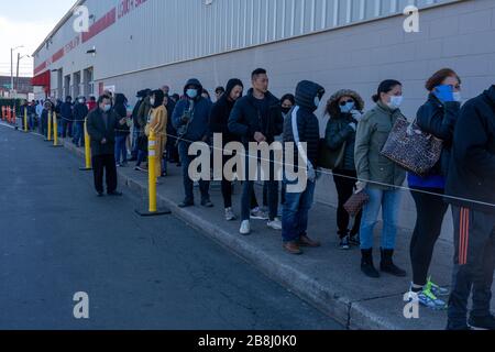 Long Island City, États-Unis. 21 mars 2020. Les clients se tiennent dans une file d'attente pour faire leurs achats dans un magasin Costco d'Astoria alors que le coronavirus continue de se propager à travers les États-Unis.les craintes du Coronavirus (COVID-19) ont surpiqué avec une demande extrême de protection contre la transmission respiratoire. L'Organisation mondiale de la santé a déclaré le coronavirus (COVID-19) une pandémie mondiale le 11 mars. Crédit: SOPA Images Limited/Alay Live News Banque D'Images