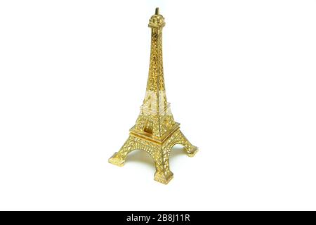 La petite tour Eiffel dorée en souvenir de Paris. Isolé sur un fond blanc.
