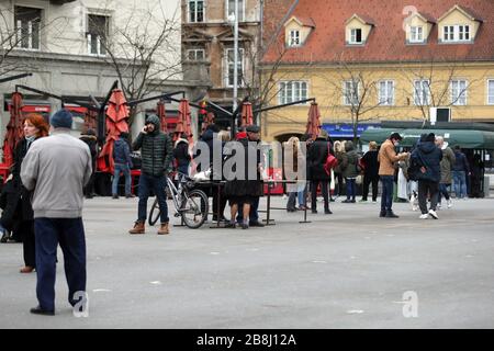 Zagreb, Croatie. 22 mars 2020. Les gens se rassemblent au centre-ville après un séisme à Zagreb, en Croatie, le 22 mars 2020. Un tremblement de terre d'une magnitude de 5,4 a secoué la Croatie à 05:24:03 GMT dimanche, la Commission géologique des États-Unis a déclaré. L'épicentre, d'une profondeur de 10,0 km, a d'abord été déterminé à 45,8972 degrés de latitude nord et à 15,9662 degrés de longitude est. (Dalibor Urukalovic/Pixsell via Xinhua) crédit: Xinhua/Alay Live News Banque D'Images