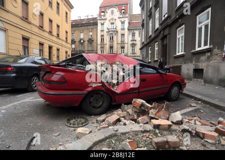 Zagreb, Croatie. 22 mars 2020. La photo prise le 22 mars 2020 montre une voiture endommagée dans une rue à Zagreb, capitale de la Croatie. Un tremblement de terre d'une magnitude de 5,4 a secoué la Croatie à 05:24:03 GMT dimanche, la Commission géologique des États-Unis a déclaré. L'épicentre, d'une profondeur de 10,0 km, a d'abord été déterminé à 45,8972 degrés de latitude nord et à 15,9662 degrés de longitude est. (Dalibor Urukalovic/Pixsell via Xinhua) crédit: Xinhua/Alay Live News Banque D'Images