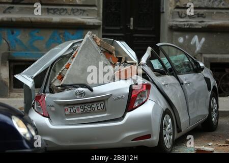 Zagreb, Croatie. 22 mars 2020. La photo prise le 22 mars 2020 montre une voiture endommagée dans une rue à Zagreb, capitale de la Croatie. Un tremblement de terre d'une magnitude de 5,4 a secoué la Croatie à 05:24:03 GMT dimanche, la Commission géologique des États-Unis a déclaré. L'épicentre, d'une profondeur de 10,0 km, a d'abord été déterminé à 45,8972 degrés de latitude nord et à 15,9662 degrés de longitude est. (Emica Elvedji/Pixsell via Xinhua) crédit: Xinhua/Alay Live News Banque D'Images