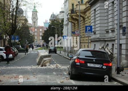 Zagreb, Croatie. 22 mars 2020. La photo prise le 22 mars 2020 montre une scène de rue après un tremblement de terre dans une rue à Zagreb, capitale de la Croatie. Un tremblement de terre d'une magnitude de 5,4 a secoué la Croatie à 05:24:03 GMT dimanche, la Commission géologique des États-Unis a déclaré. L'épicentre, d'une profondeur de 10,0 km, a d'abord été déterminé à 45,8972 degrés de latitude nord et à 15,9662 degrés de longitude est. (Emica Elvedji/Pixsell via Xinhua) crédit: Xinhua/Alay Live News Banque D'Images