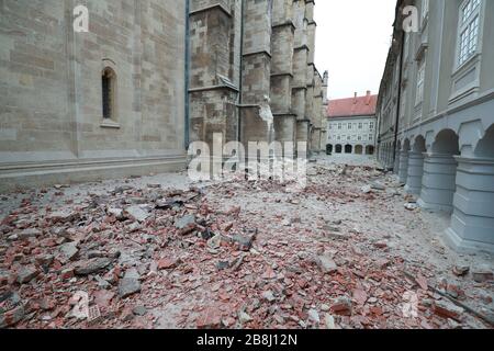 Zagreb, Croatie. 22 mars 2020. La photo prise le 22 mars 2020 montre des débris après un tremblement de terre dans une rue à Zagreb, capitale de la Croatie. Un tremblement de terre d'une magnitude de 5,4 a secoué la Croatie à 05:24:03 GMT dimanche, la Commission géologique des États-Unis a déclaré. L'épicentre, d'une profondeur de 10,0 km, a d'abord été déterminé à 45,8972 degrés de latitude nord et à 15,9662 degrés de longitude est. (Sanjin Strukic /Pixsell via Xinhua) crédit: Xinhua/Alay Live News Banque D'Images