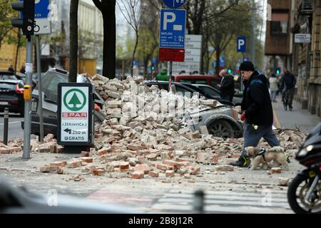 Zagreb, Croatie. 22 mars 2020. La photo prise le 22 mars 2020 montre des débris après un tremblement de terre dans une rue à Zagreb, capitale de la Croatie. Un tremblement de terre d'une magnitude de 5,4 a secoué la Croatie à 05:24:03 GMT dimanche, la Commission géologique des États-Unis a déclaré. L'épicentre, d'une profondeur de 10,0 km, a d'abord été déterminé à 45,8972 degrés de latitude nord et à 15,9662 degrés de longitude est. (Emica Elvedji/Pixsell via Xinhua) crédit: Xinhua/Alay Live News Banque D'Images