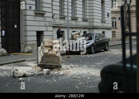 Zagreb, Croatie. 22 mars 2020. La photo prise le 22 mars 2020 montre des débris après un tremblement de terre dans une rue à Zagreb, capitale de la Croatie. Un tremblement de terre d'une magnitude de 5,4 a secoué la Croatie à 05:24:03 GMT dimanche, la Commission géologique des États-Unis a déclaré. L'épicentre, d'une profondeur de 10,0 km, a d'abord été déterminé à 45,8972 degrés de latitude nord et à 15,9662 degrés de longitude est. (Emica Elvedji/Pixsell via Xinhua) crédit: Xinhua/Alay Live News Banque D'Images