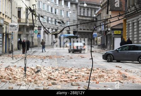 Zagreb, Croatie. 22 mars 2020. La photo prise le 22 mars 2020 montre des débris après un tremblement de terre dans une rue à Zagreb, capitale de la Croatie. Un tremblement de terre d'une magnitude de 5,4 a secoué la Croatie à 05:24:03 GMT dimanche, la Commission géologique des États-Unis a déclaré. L'épicentre, d'une profondeur de 10,0 km, a d'abord été déterminé à 45,8972 degrés de latitude nord et à 15,9662 degrés de longitude est. (Marko Lukinic/Pixsell via Xinhua) crédit: Xinhua/Alay Live News Banque D'Images