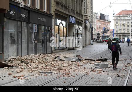 Zagreb, Croatie. 22 mars 2020. La photo prise le 22 mars 2020 montre des débris après un tremblement de terre dans une rue à Zagreb, capitale de la Croatie. Un tremblement de terre d'une magnitude de 5,4 a secoué la Croatie à 05:24:03 GMT dimanche, la Commission géologique des États-Unis a déclaré. L'épicentre, d'une profondeur de 10,0 km, a d'abord été déterminé à 45,8972 degrés de latitude nord et à 15,9662 degrés de longitude est. (Marko Lukinic/Pixsell via Xinhua) crédit: Xinhua/Alay Live News Banque D'Images